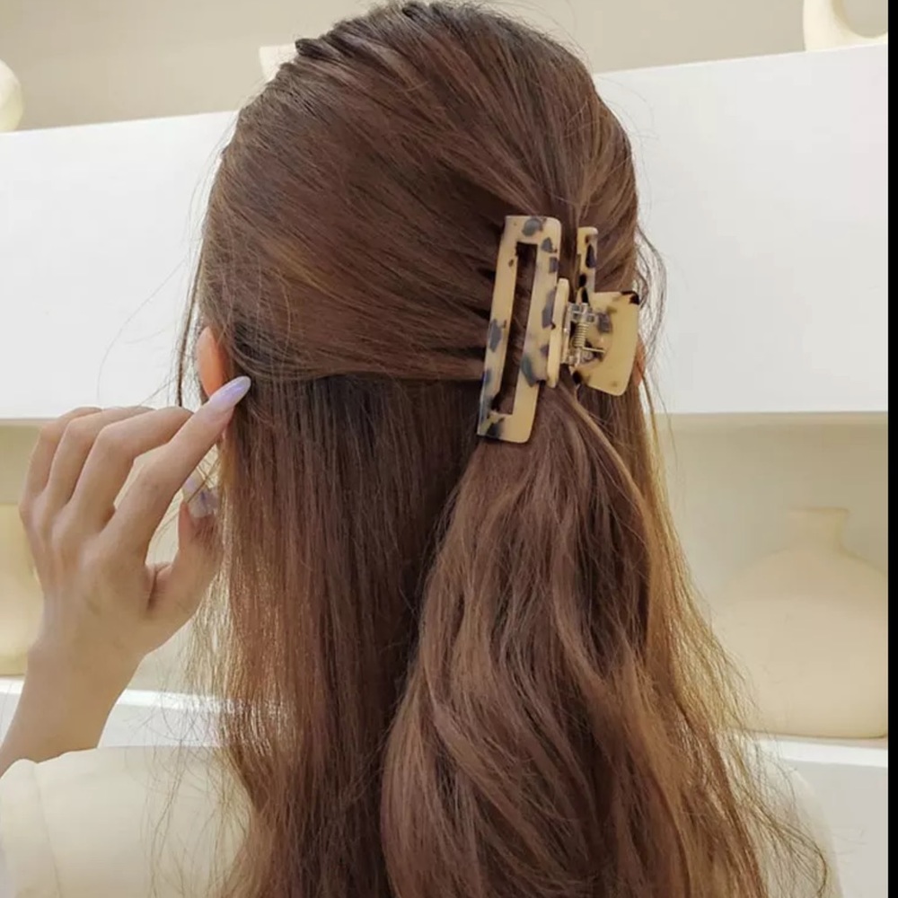 Blonde Tortoise Shell Rectangular Hair Clip - Picture 2 of 3